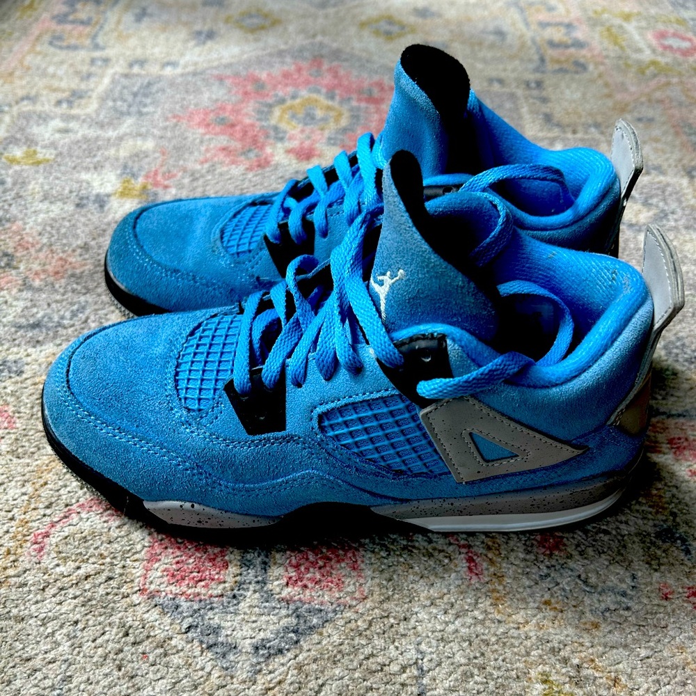 AIR JORDAN 4 RETRO GS
"University Blue" boys size 1.